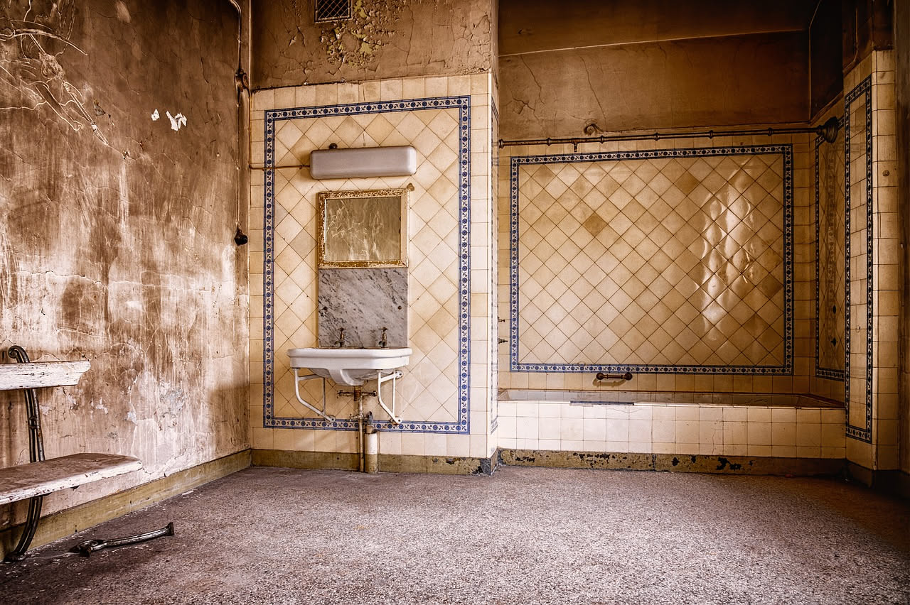 Bagno da rifare: ristrutturare tutto o cambiare solo i pezzi