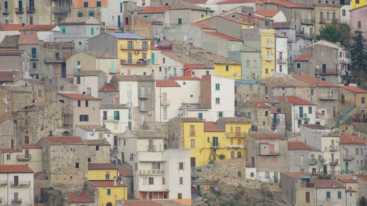 Perché i muri italiani sono spessi: la lezione di 600 anni di povertà costruttiva