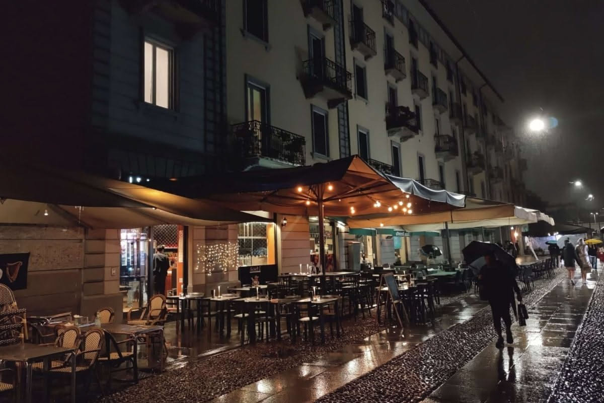 Il caffè al bar in piedi: il rito italiano che resiste a ogni tendenza