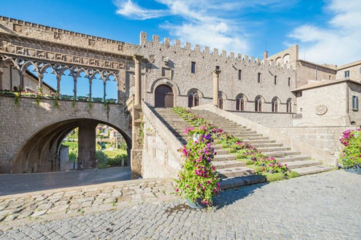 Perché il portone del palazzo pesa una tonnellata: la scienza del legno antico