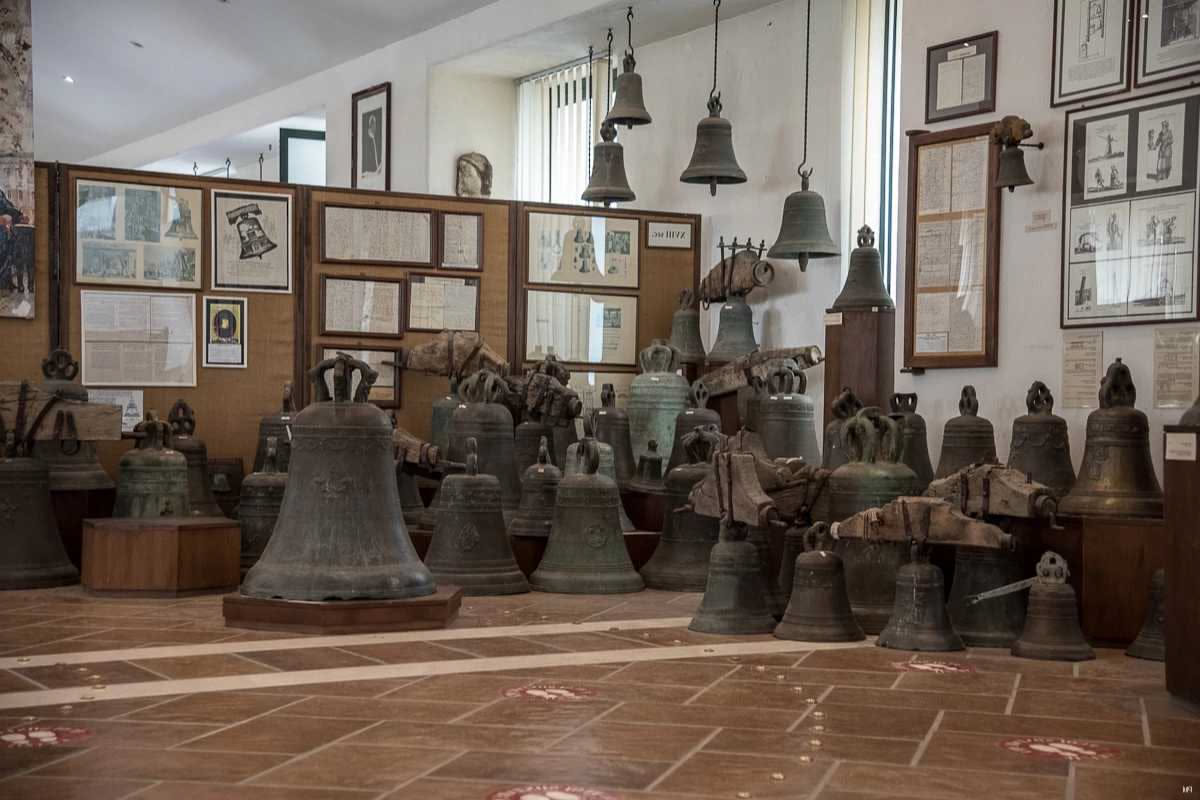 Le campane a mezzogiorno: perché nelle città ancora ci fanno fermare