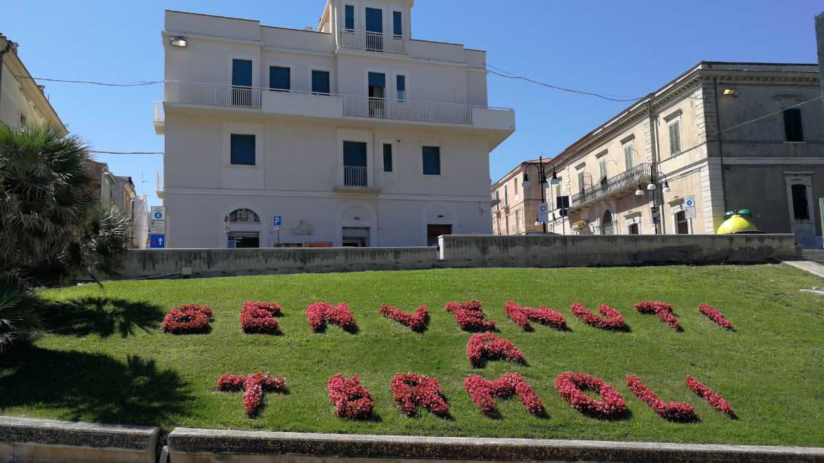 Il rosmarino sul cancello: l'antico codice del benvenuto che torna in voga