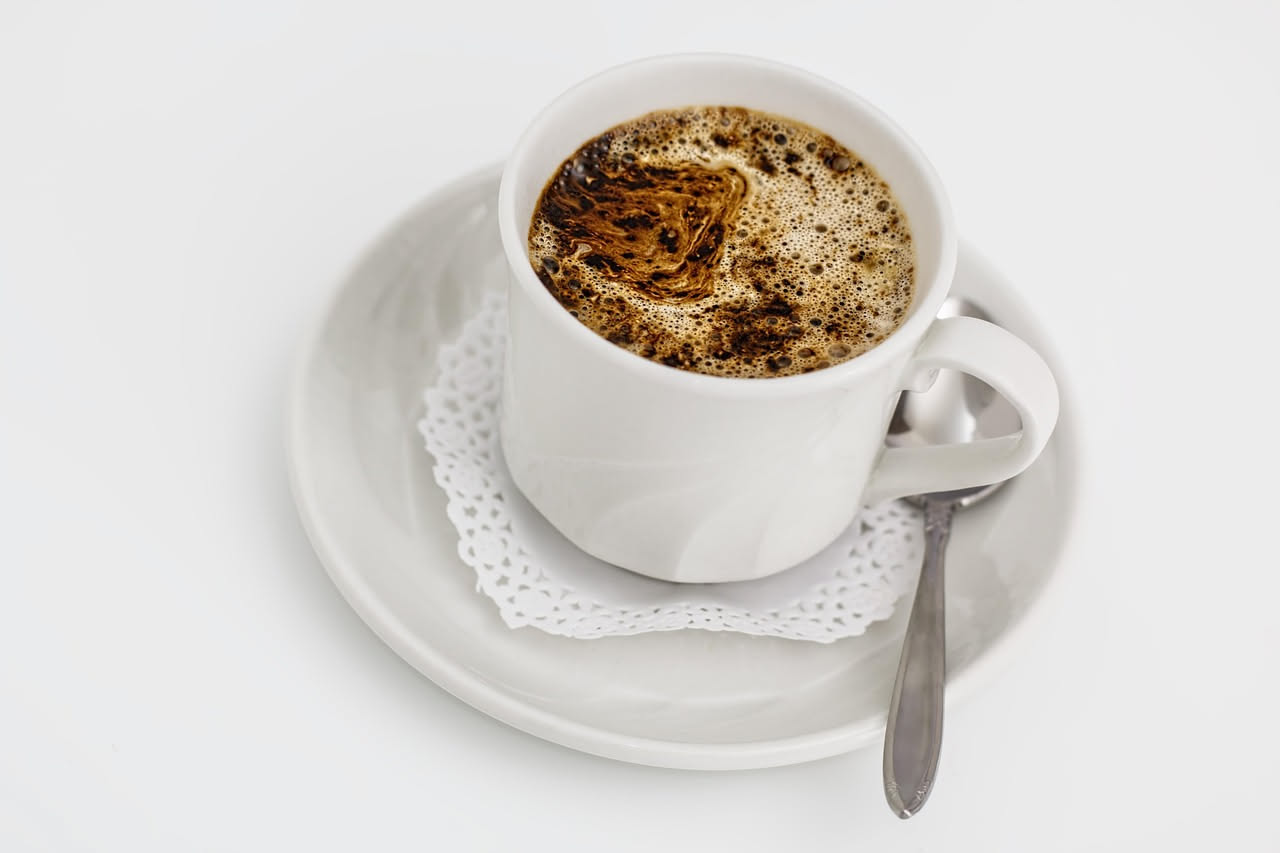 Quanto acqua costa una tazza di caffè: il peso idrico della filiera