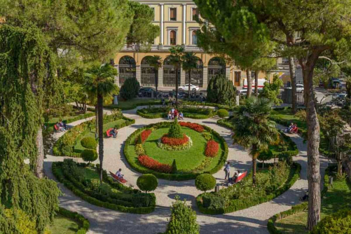 Città che respirano: come l'Europa pianta alberi contro il caldo urbano