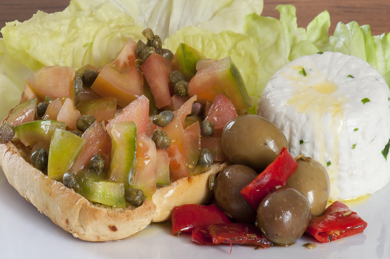Pane vecchio in panzanella: la ricetta toscana che azzera gli scarti