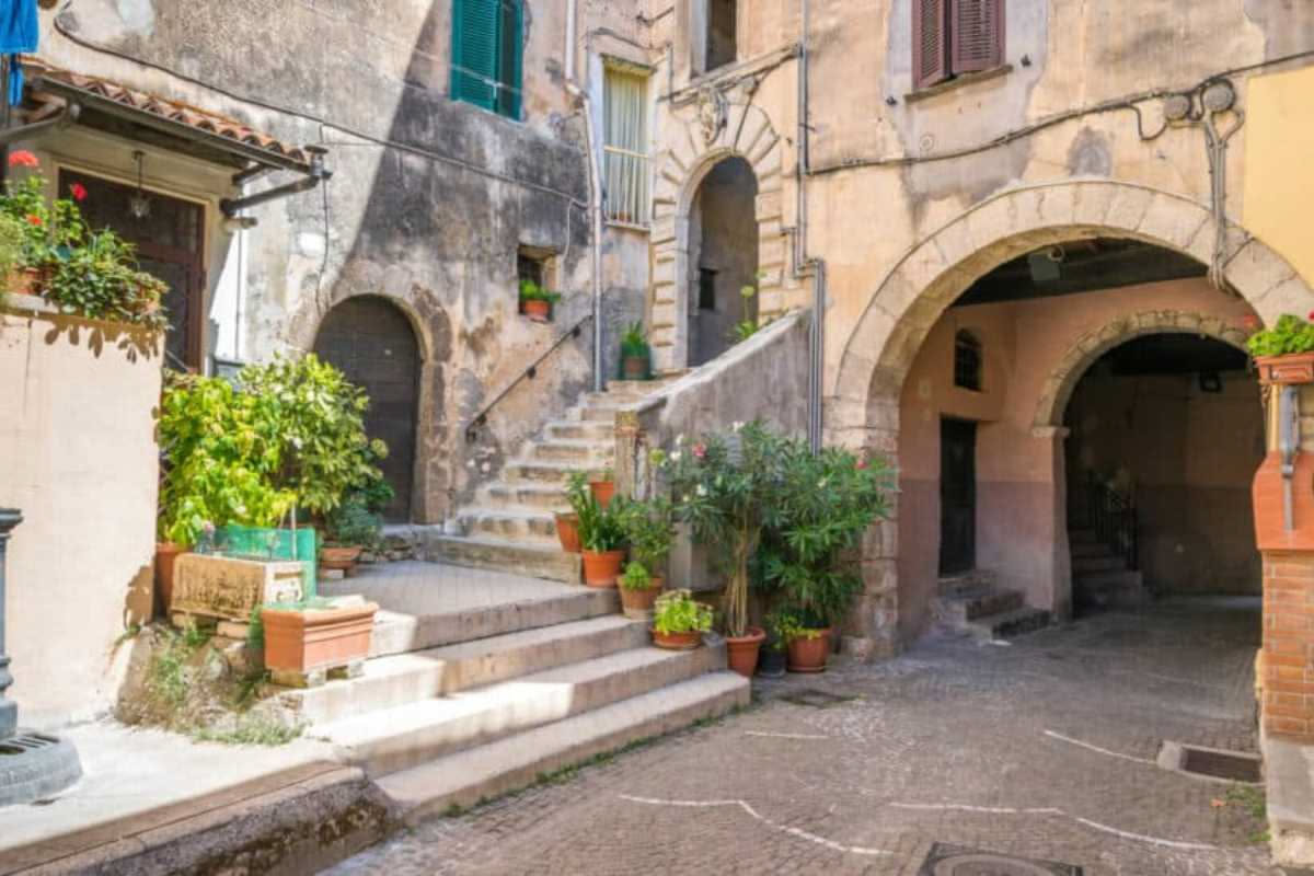 Case con cortile interno a Genova: come funziona la struttura antica