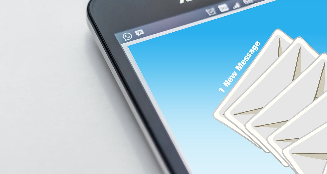 Modulo di contatto Yarnie con icona email, illustrazione accogliente per invitare lettori a scrivere domande e proposte di collaborazione