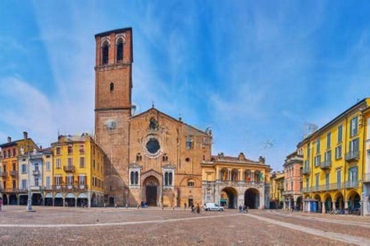 Portoncini in legno a Milano: quando l'artigianato sostiene il tempo