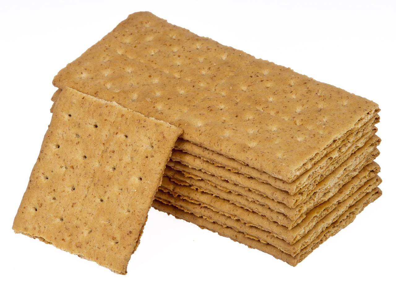 Confezione di cracker integrali aperta con stack di cracker quadrati su sfondo bianco, etichetta nutrizionale visibile con lista ingredienti scritta piccola