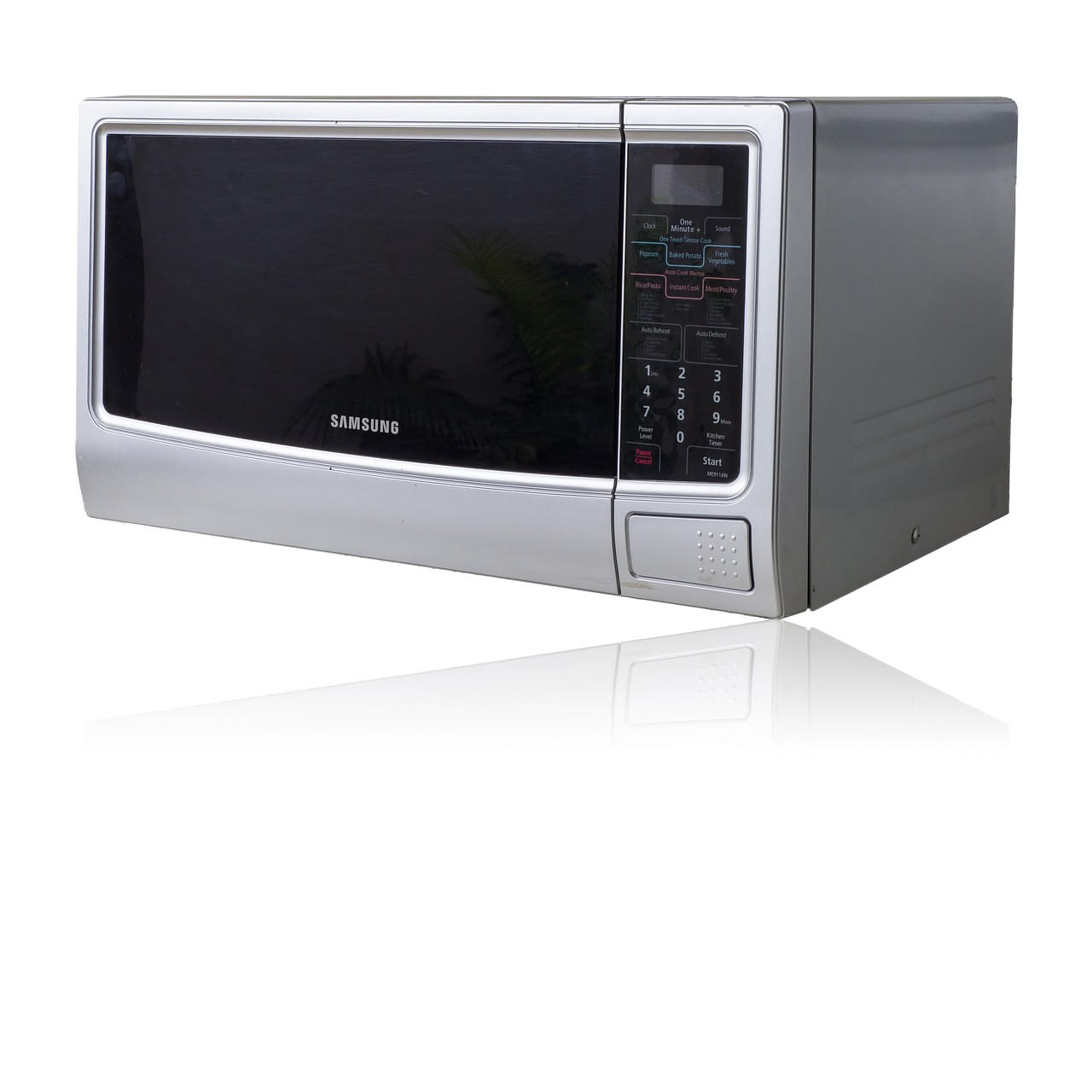 Forno a microonde combinato con sportello aperto, interno in acciaio inox con griglia e piatto girevole, su piano cucina in marmo grigio