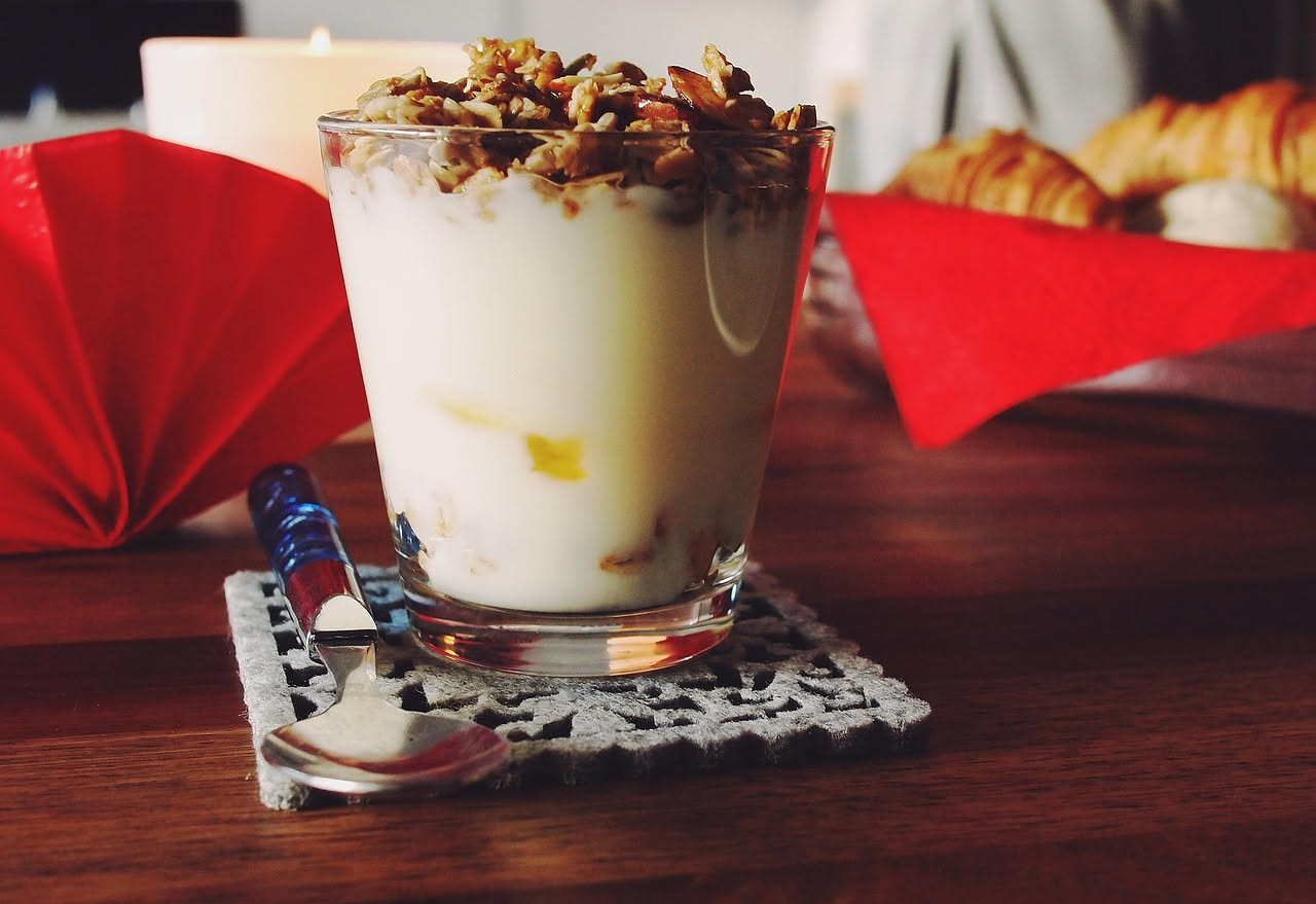 Yogurt da bere al supermercato: quanto zucchero nascondi davvero
