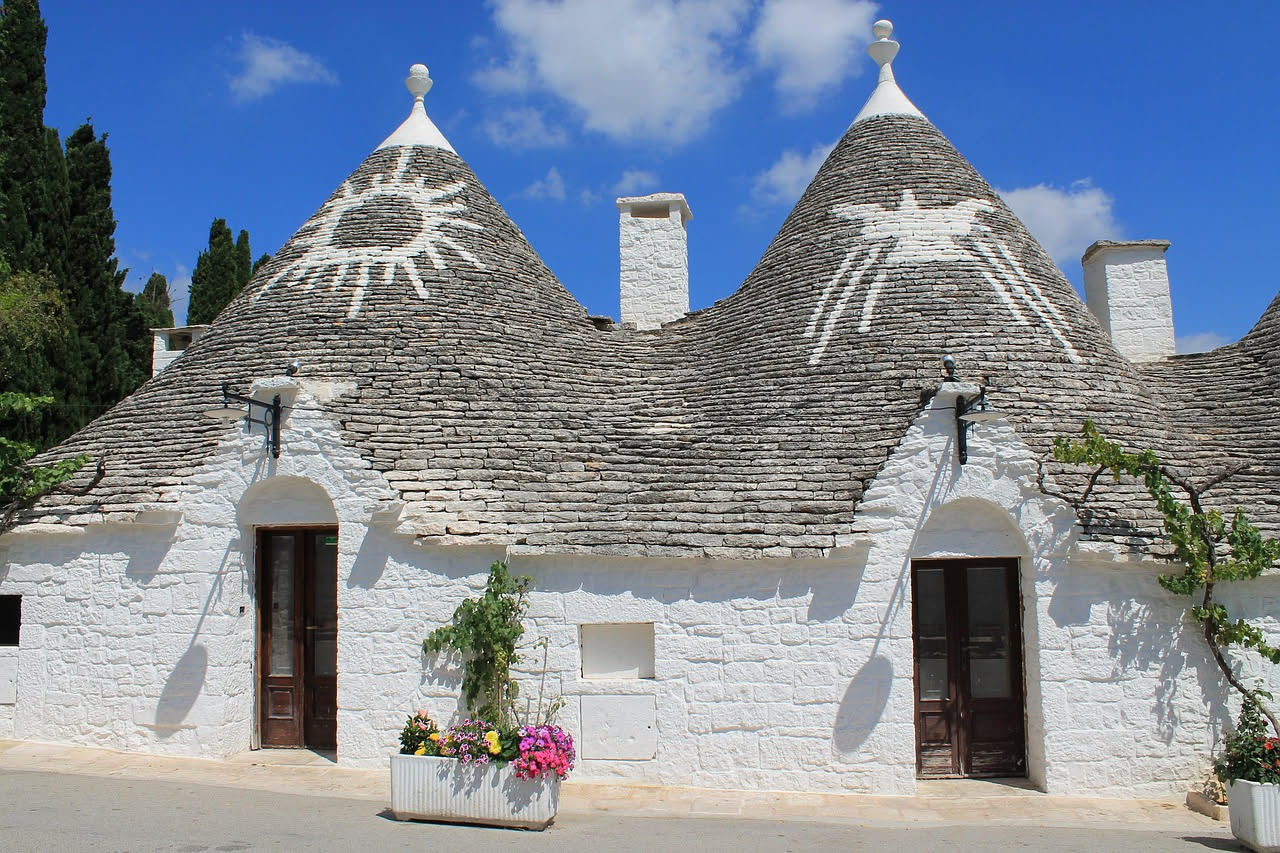 Come scoprire i trulli pugliesi senza perdersi: 5 caratteristiche da riconoscere