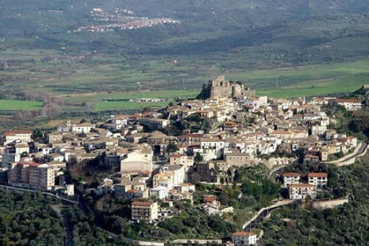 Tetti calabresi: come i borghi della Sila insegnano a risparmiare energia