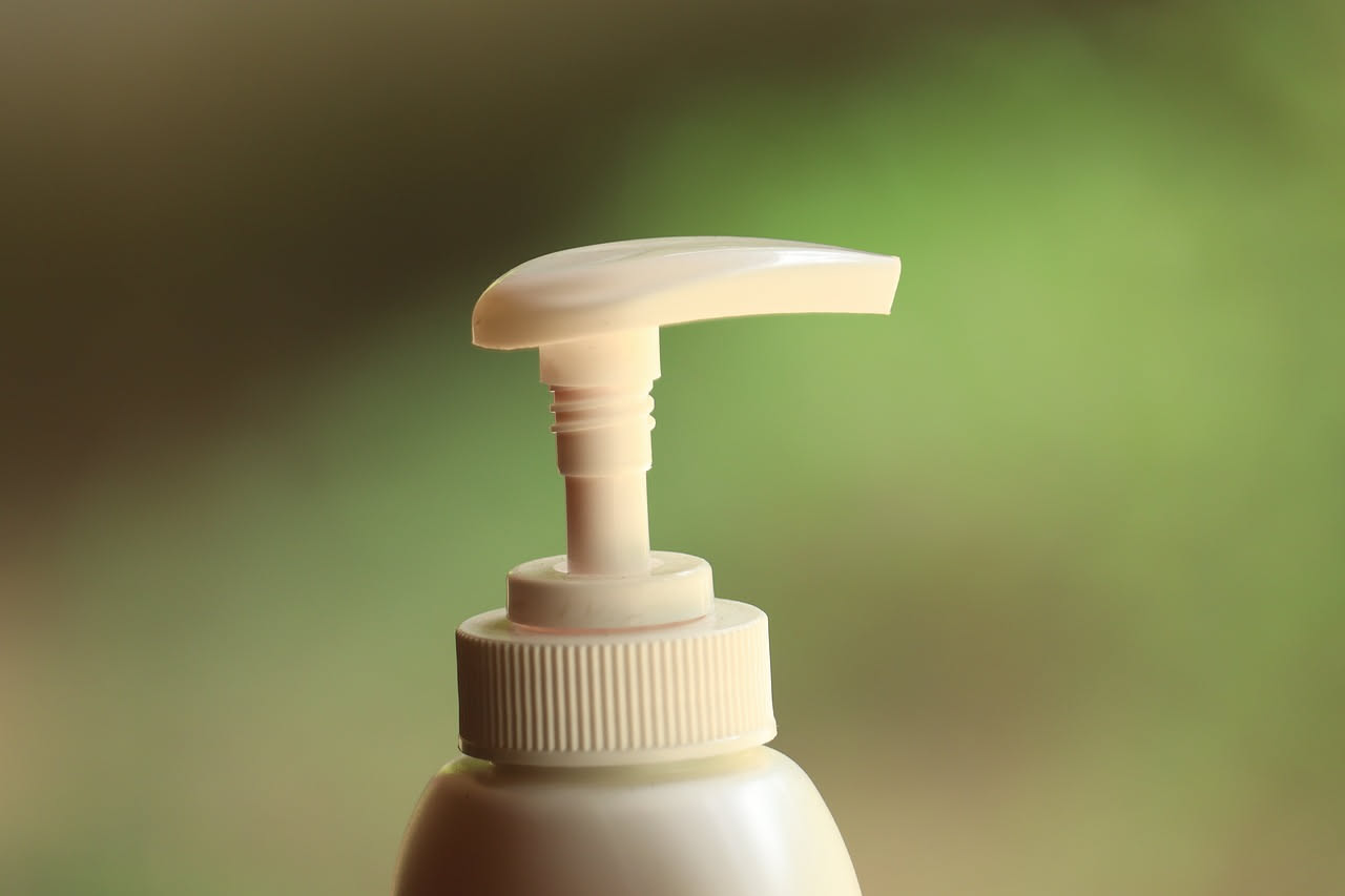 Bottiglie dello shampoo: 6 modi pratici per riutilizzarle e risparmiare