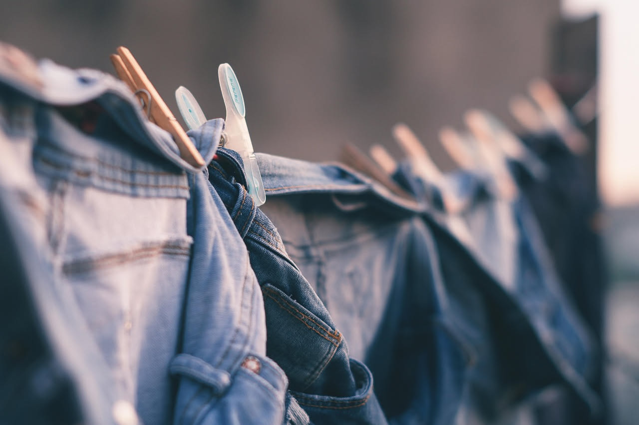 Dare nuova vita ai jeans rotti: 6 modi per riciclarli in casa