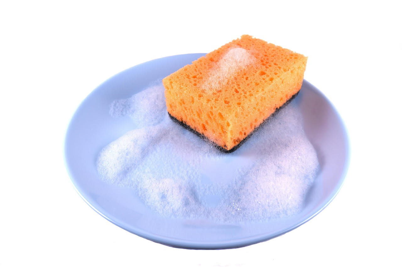 Disinfettare la spugna della cucina: metodi naturali e collaudati