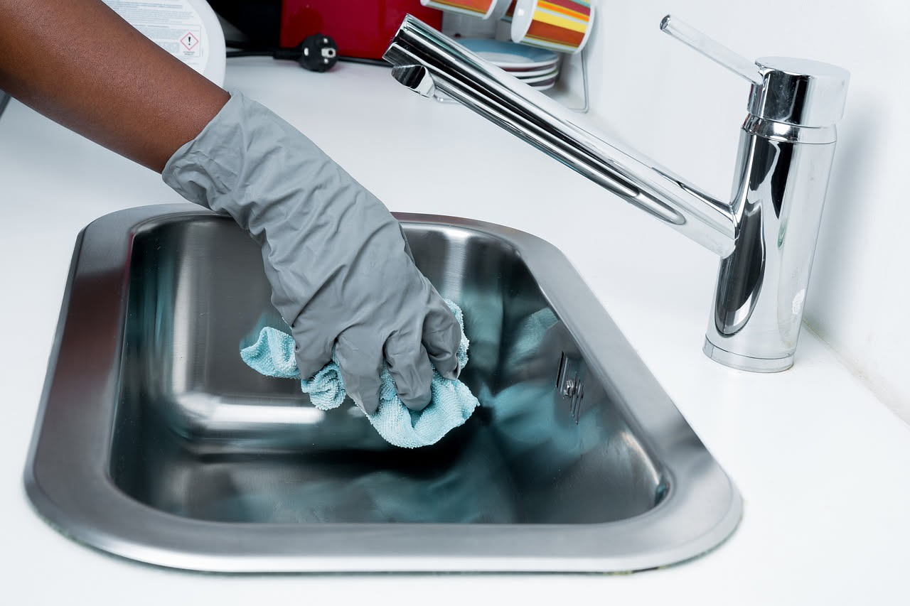 Disinfettare le superfici della cucina con rimedi naturali