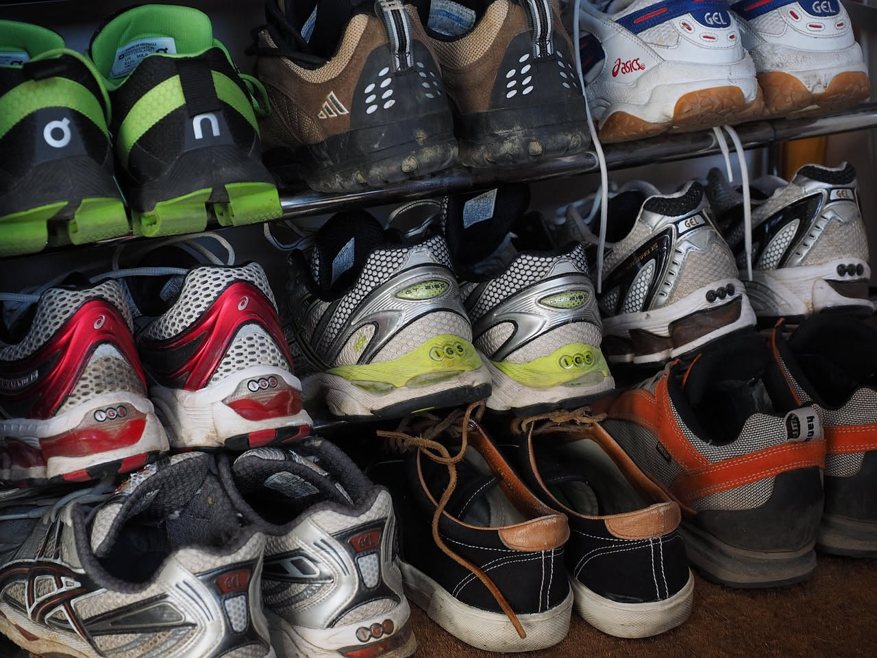 Eliminare gli odori dalle scarpe col bicarbonato: il metodo naturale