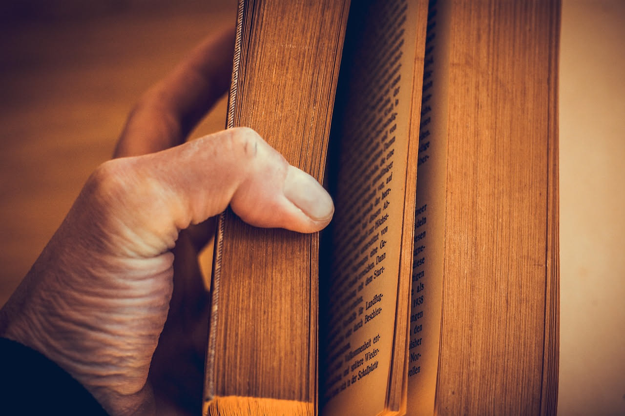 Eliminare la polvere dai libri: metodi semplici e naturali