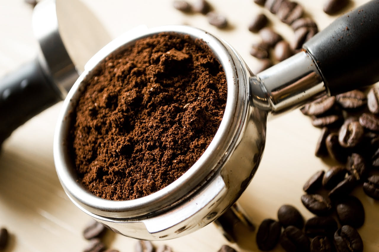 Riciclare i fondi di caffè: 8 modi pratici per non sprecarli