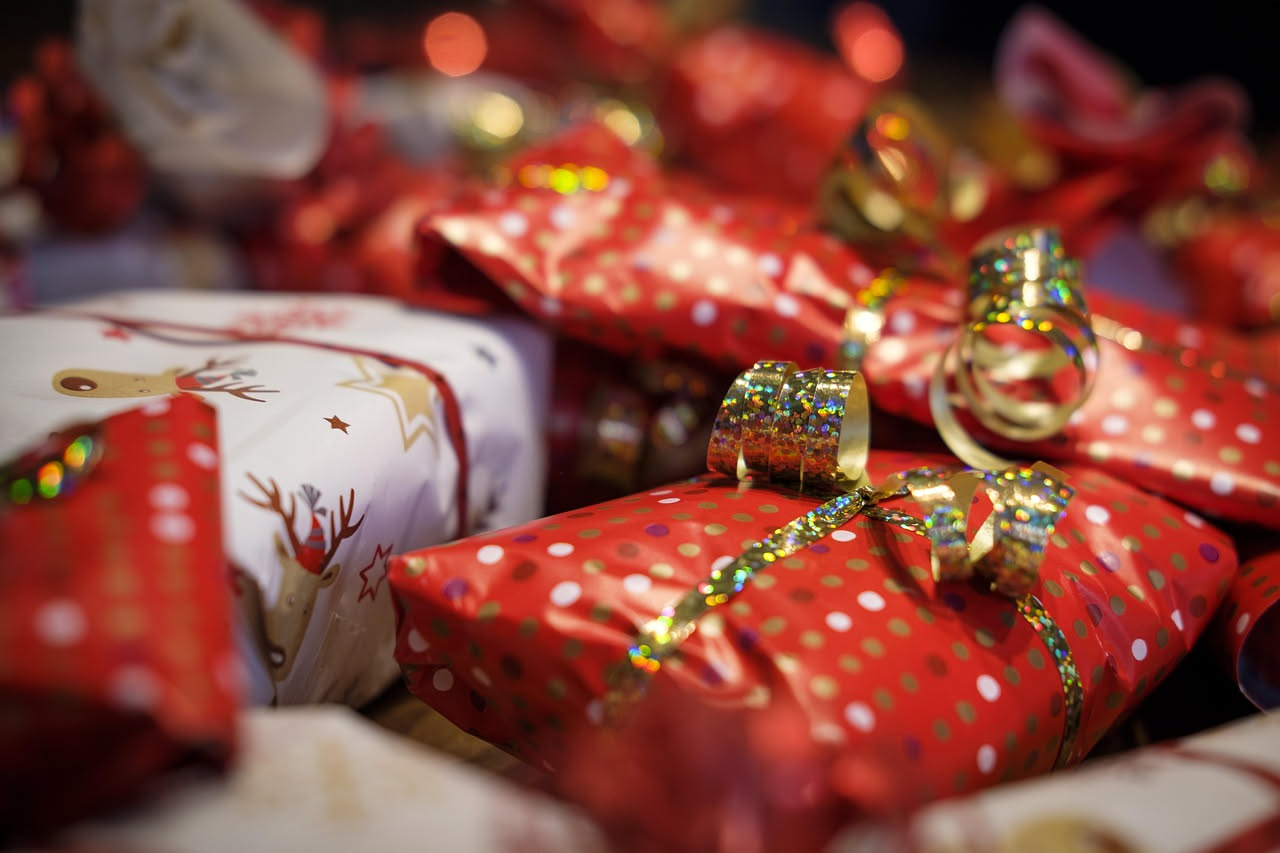 Riciclare la carta da regalo: 5 modi pratici per riutilizzarla