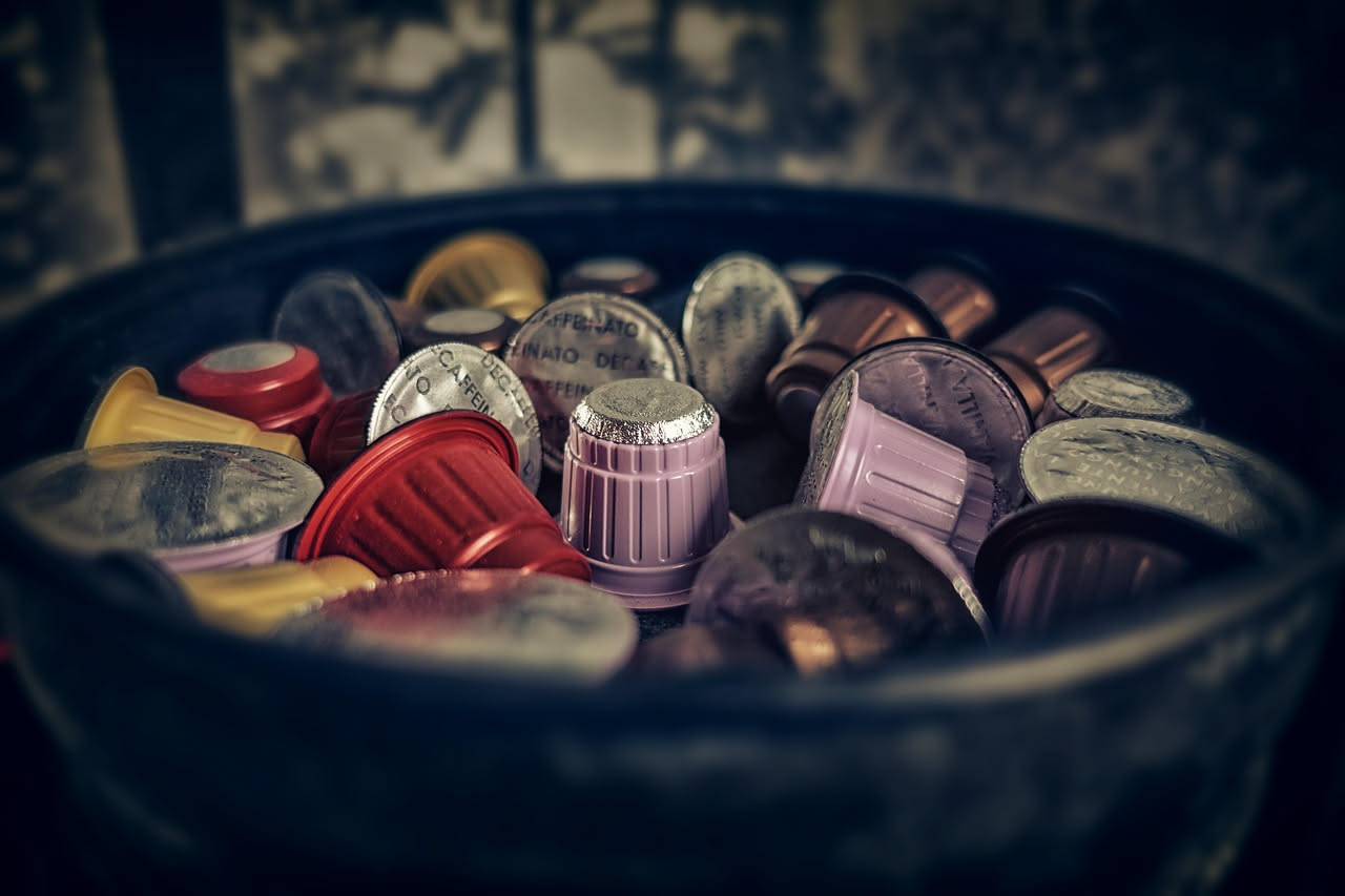Riutilizzare i barattoli del caffè: 10 idee pratiche per la casa