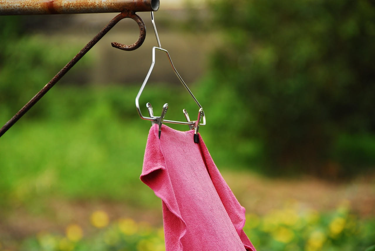 Riutilizzare le grucce dei vestiti: 10 idee pratiche e sostenibili