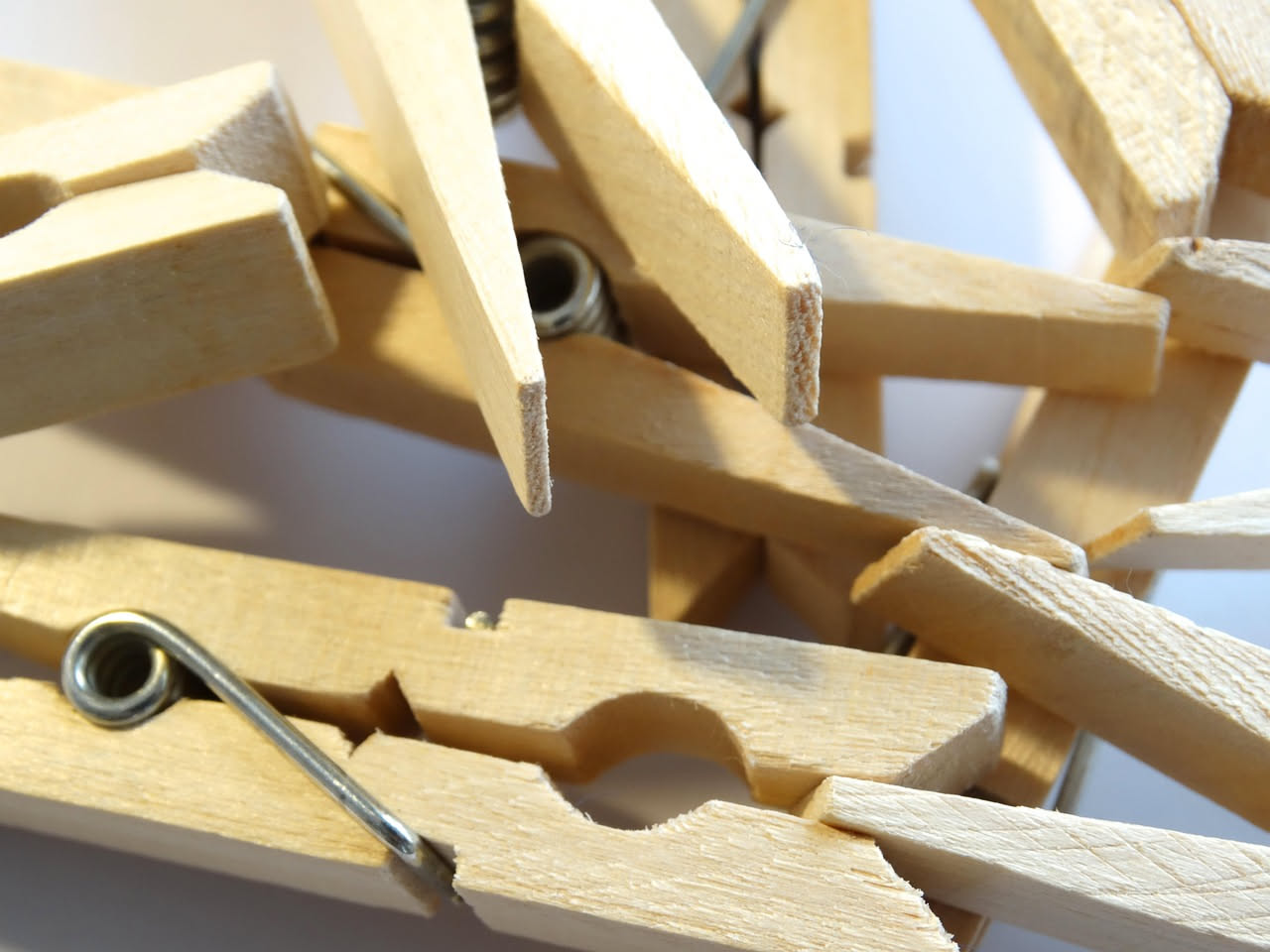 Riutilizzare le molle di legno: 5 idee pratiche per la casa e l'orto