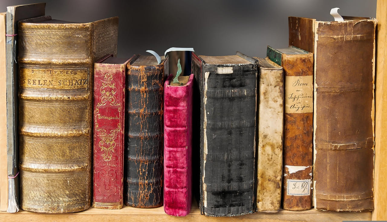 Vecchi libri rovinati: come riciclarli e riutilizzarli