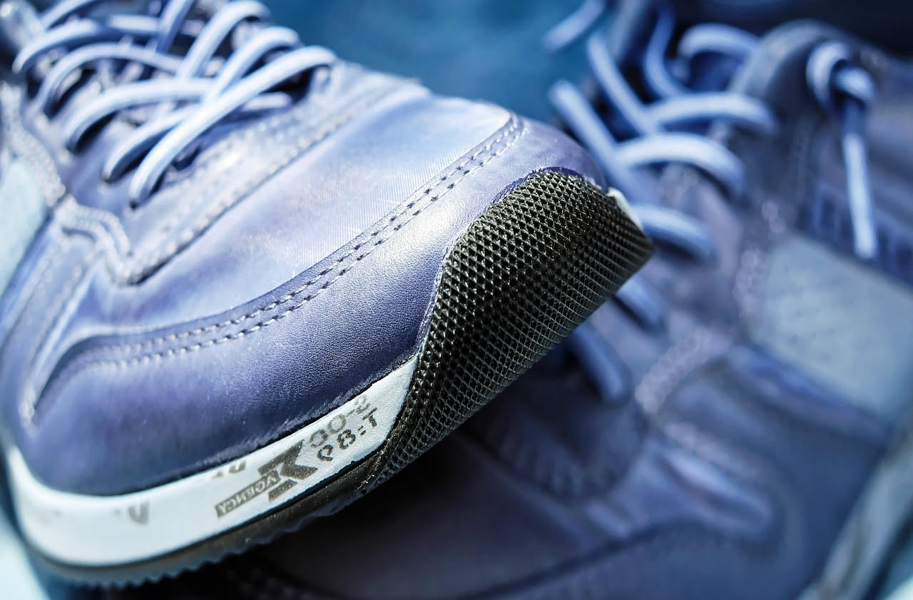 Come eliminare gli odori dalle scarpe da ginnastica: i trucchi