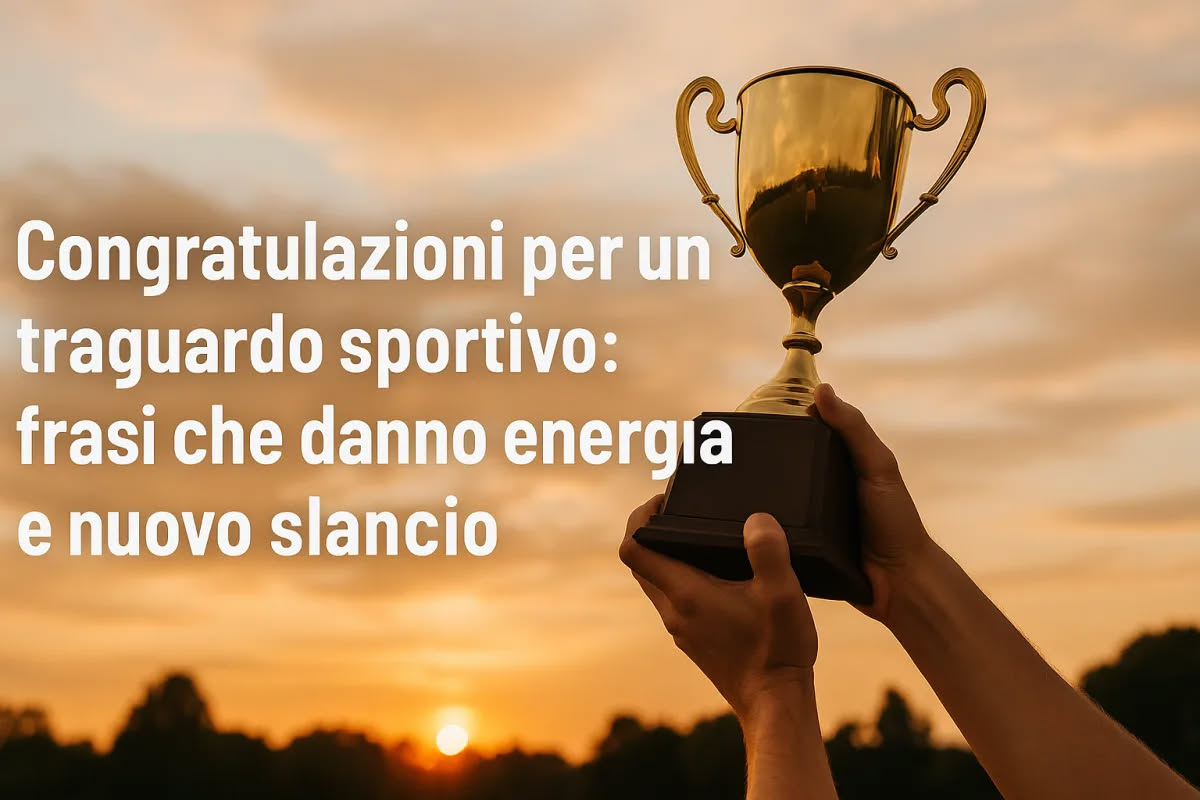 Primo piano di due mani che lavorano a maglia con ferri di metallo, il filato teso tra le dita, punti regolari su un maglione grigio in corso di lavorazione