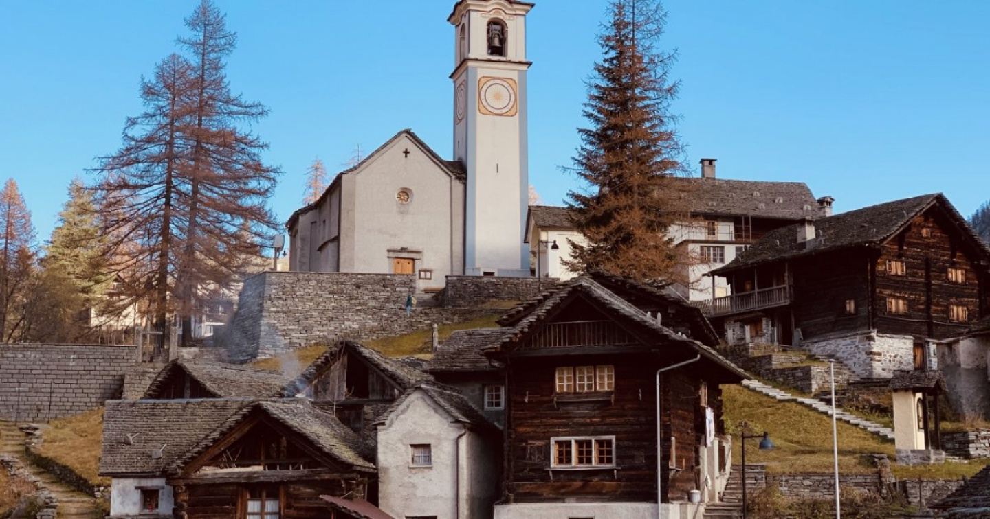 È il borgo dove tutti parlano tedesco walser dal 1253, eppure non ci troviamo né in Vallese né in Germania, ma in pieno Ticino italofono